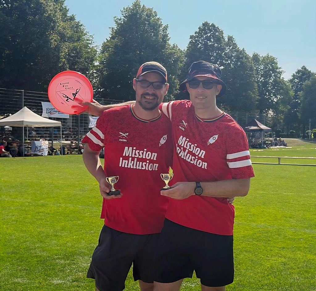 Marc Blumentritt (links im Bild) und Marc Pestotnik mit den Meisterschaftspokalen und einer DDC-Scheibe Marc Blumentritt (links im Bild) und Marc Pestotnik mit den Meisterschaftspokalen und einer DDC-Scheibe